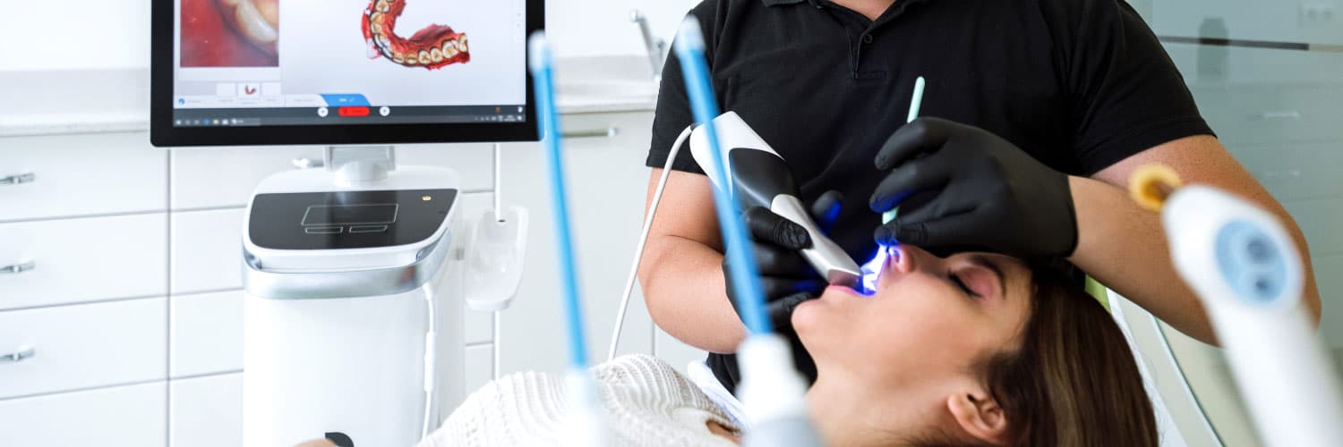 ابتسامة مشرقة وطبيعية: حلول تجميل الأسنان في عيادة ليفيتاس